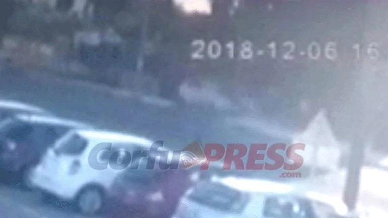 Κέρκυρα: Αυτοκίνητο αναποδογύρισε και προσγειώθηκε στο πεζοδρόμιο – Σώος ο οδηγός (βίντεο)